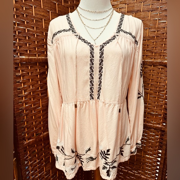 Pale pink Venus Tunic Small. Flattering! V-neck. Smocked. Long sleeve - Picture 3 of 14